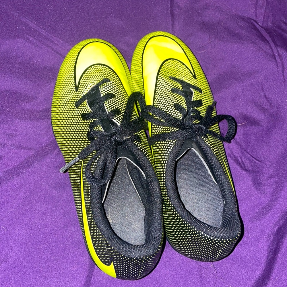 Nike Soccer Cleats 5Y
